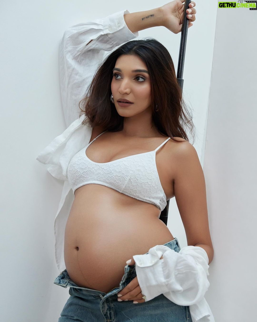 Juhi Godambe Instagram - Captured the bump with @sashajairam 🤍