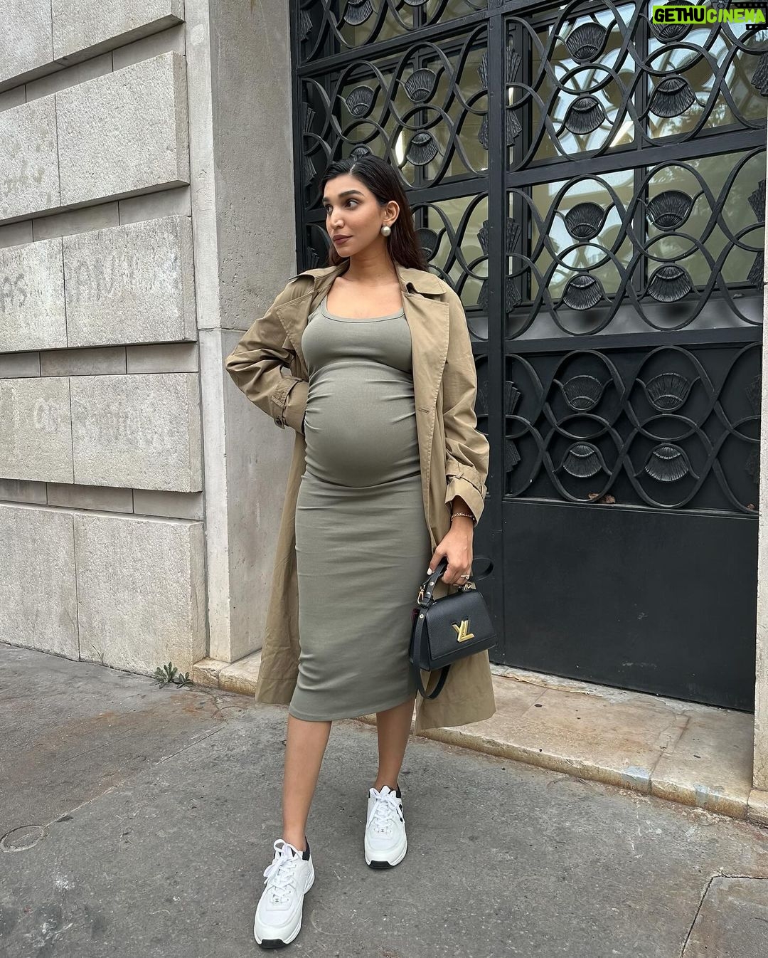 Juhi Godambe Instagram - A little time off in Paris ☕️☺️ #jginparis