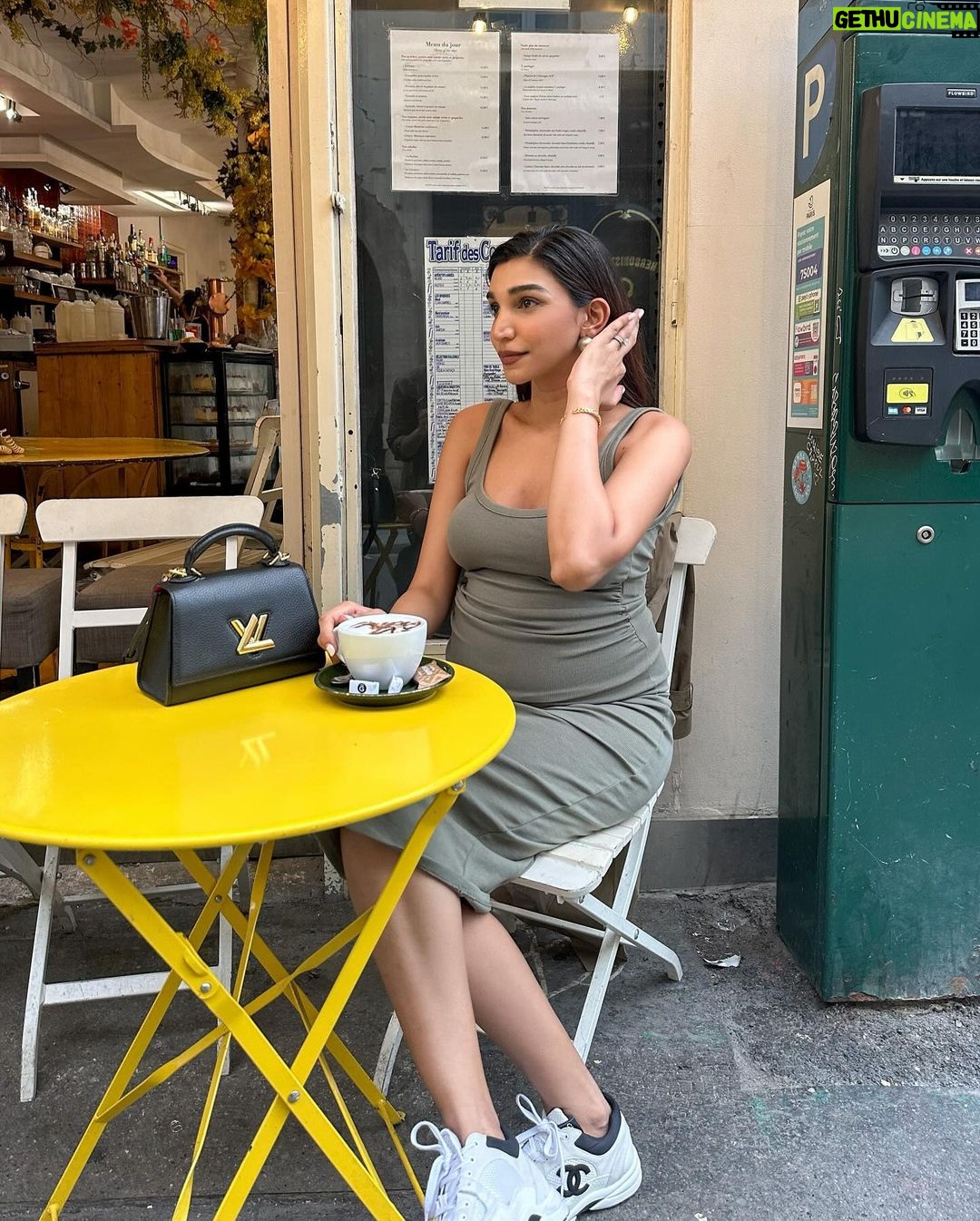Juhi Godambe Instagram - A little time off in Paris ☕️☺️ #jginparis