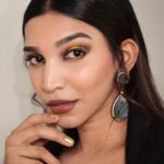 Juhi Godambe Instagram - AD | It’s time to #GlitterUp this festive season with @lakmeindia’s newest Glitterati Range! 💥✨ The range promises you a bold shimmering look just like this Glitter Bomb look that I created using some of my favourite products. ✨ Here’s what I used from the Glitterati Collection : - Luminous Skin Tint Foundation - Warm Beige - Glitterati Eye Paint - Glittering Gold Dust - Glitterati Shine Eyeliner - Fearless Brown - Glitterati Shine Lipstick - Sand Nude - Glitterati Nail Paint - Gold Dust Try it too! ✨💥 #LakmeGlitterati #LakmeGlitteratiCollection #LakmeMakeUp #LakmeIndia #Festive