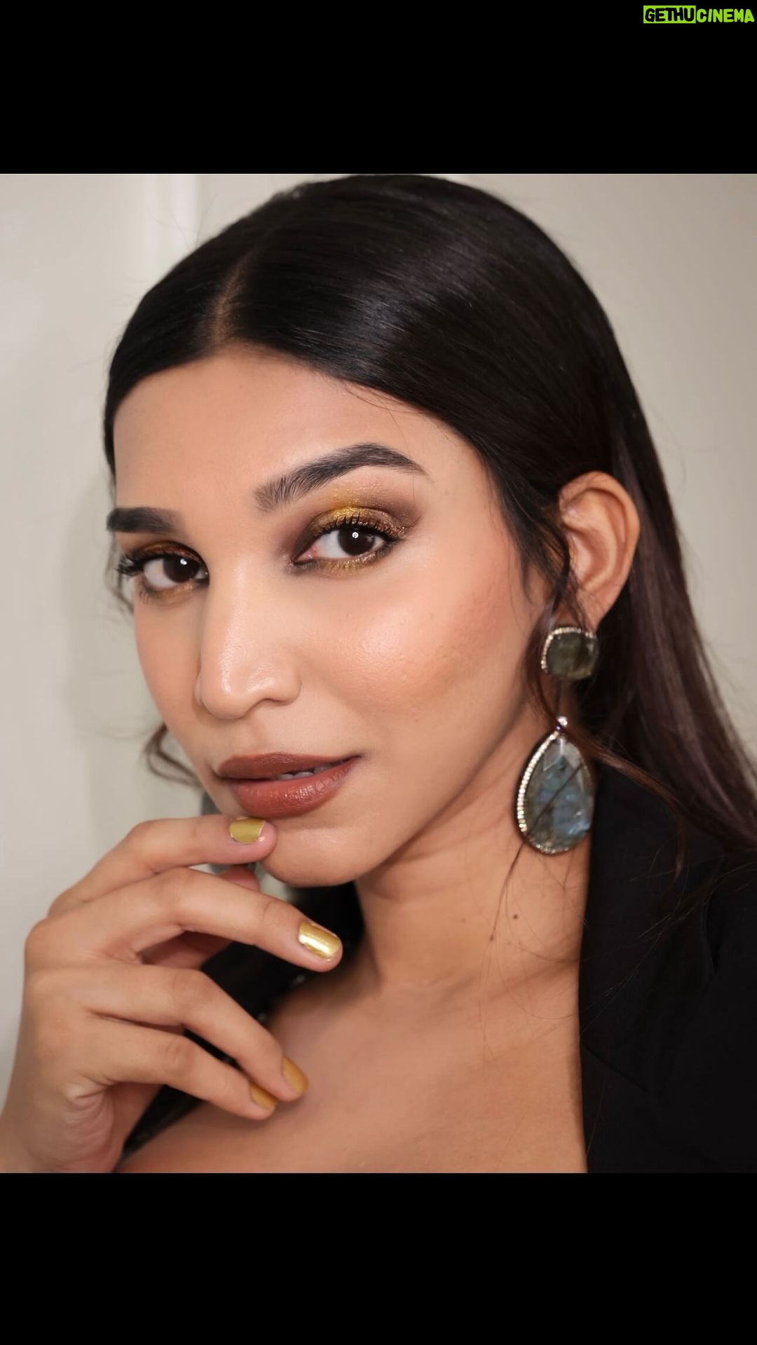 Juhi Godambe Instagram - AD | It’s time to #GlitterUp this festive season with @lakmeindia’s newest Glitterati Range! 💥✨ The range promises you a bold shimmering look just like this Glitter Bomb look that I created using some of my favourite products. ✨ Here’s what I used from the Glitterati Collection : - Luminous Skin Tint Foundation - Warm Beige - Glitterati Eye Paint - Glittering Gold Dust - Glitterati Shine Eyeliner - Fearless Brown - Glitterati Shine Lipstick - Sand Nude - Glitterati Nail Paint - Gold Dust Try it too! ✨💥 #LakmeGlitterati #LakmeGlitteratiCollection #LakmeMakeUp #LakmeIndia #Festive