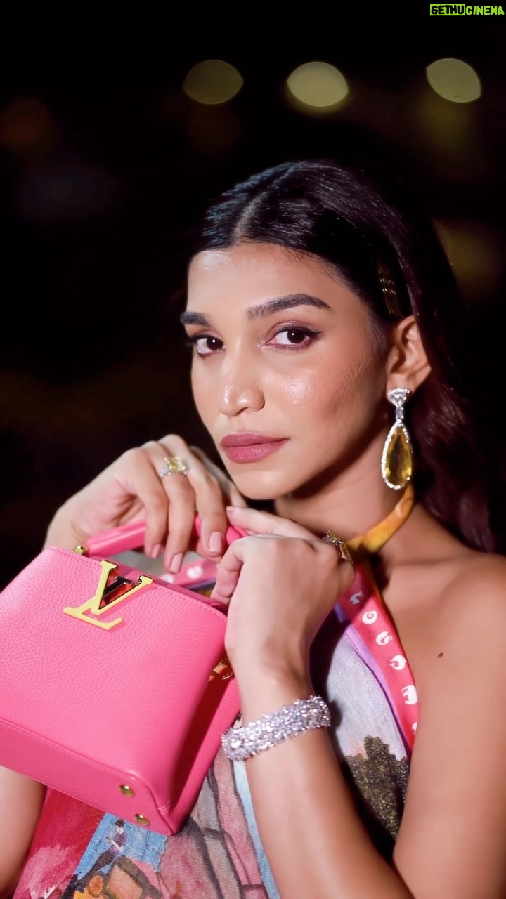 Juhi Godambe Instagram - For @jioworldplaza’s grand opening night 💥💕✨ . . Wearing @shivanandnarresh Bag @louisvuitton Jewellery @anayah_jewellery