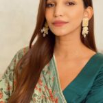Juhi Godambe Instagram - It’s the festive season! And I’m so excited to create this look for Karva Chauth using my favourites from @lorealparis 🤍✨ created this look using the infallible matte resistance liquid lipstick that can even resist a methai! 😉 LOVE them! Along with the 24H fresh wear foundation in powder and the lash paradise mascara. Try them now! #LOrealParis #LOrealParisIndia #InfallibleLipsThatResist #LOrealParisMakeup #KarvaChauth