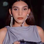 Juhi Godambe Instagram - Just the kind of dazzle my festive wardrobe needs this season with the Eleanor bag from @toryburch! The best part? I can take it to just any celebration ✨🤍 . . (ad) @reliancebrandsltd @ajioluxe @surabhinegi @rini_joshi