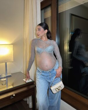 Juhi Godambe Instagram - Still turning up for date nights 👀🤍#35weeks 🤰🏻