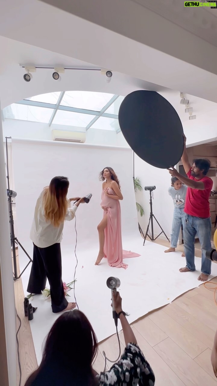 Juhi Godambe Instagram - Moment vs Photos from my bump shoot π₯°ππ Such a fun day! π«ΆπΌ . . Shot by @sashajairam Makeup @makeupbymausam Hair @hairbykhushimehta Forever support system @anishajagwani @preevids