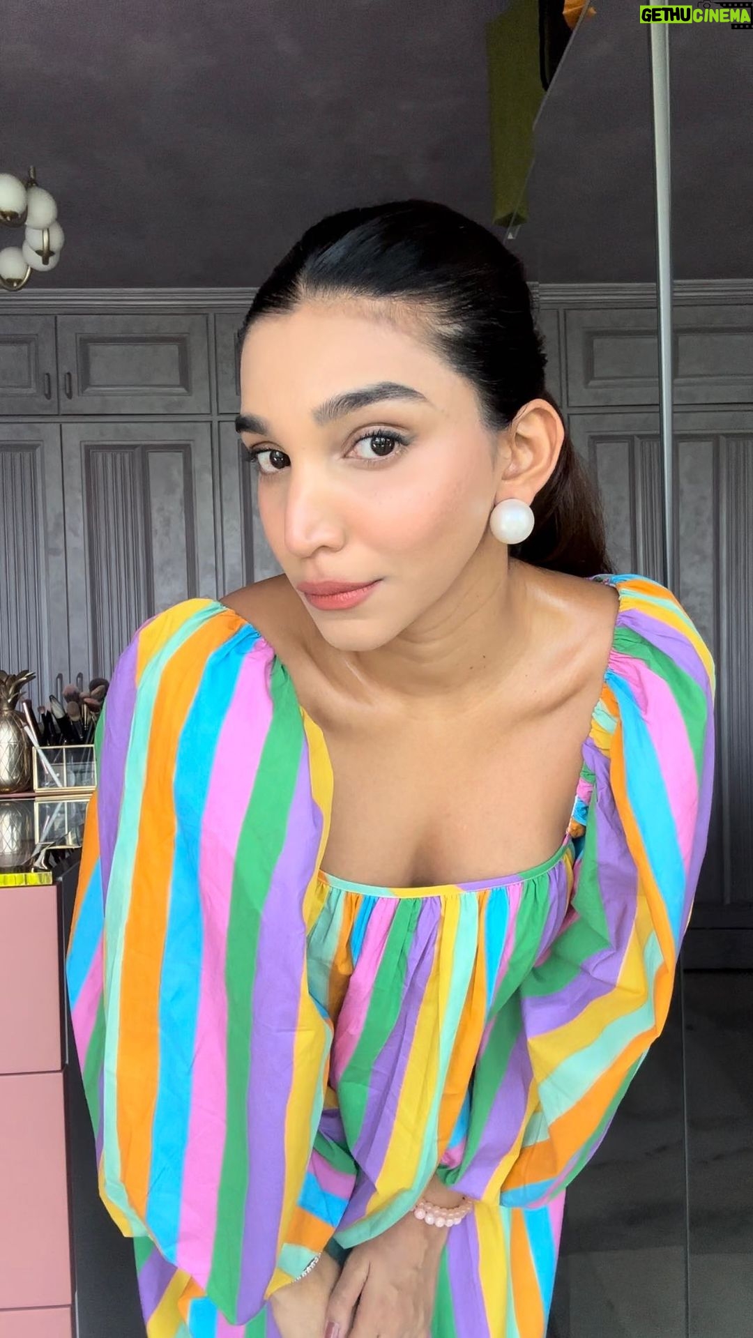 Juhi Godambe Instagram - Felt like a chatty GRWM for a Sunday Brunch π¨π€°π€ . . Robe @victoriassecretindia Foundation @lorealparis Eyeshadow palette @morphebrushes Blush @pixibeauty (Shade Fleur) Wearing @shopdrawn Shoes @hermes Bag @newbottega