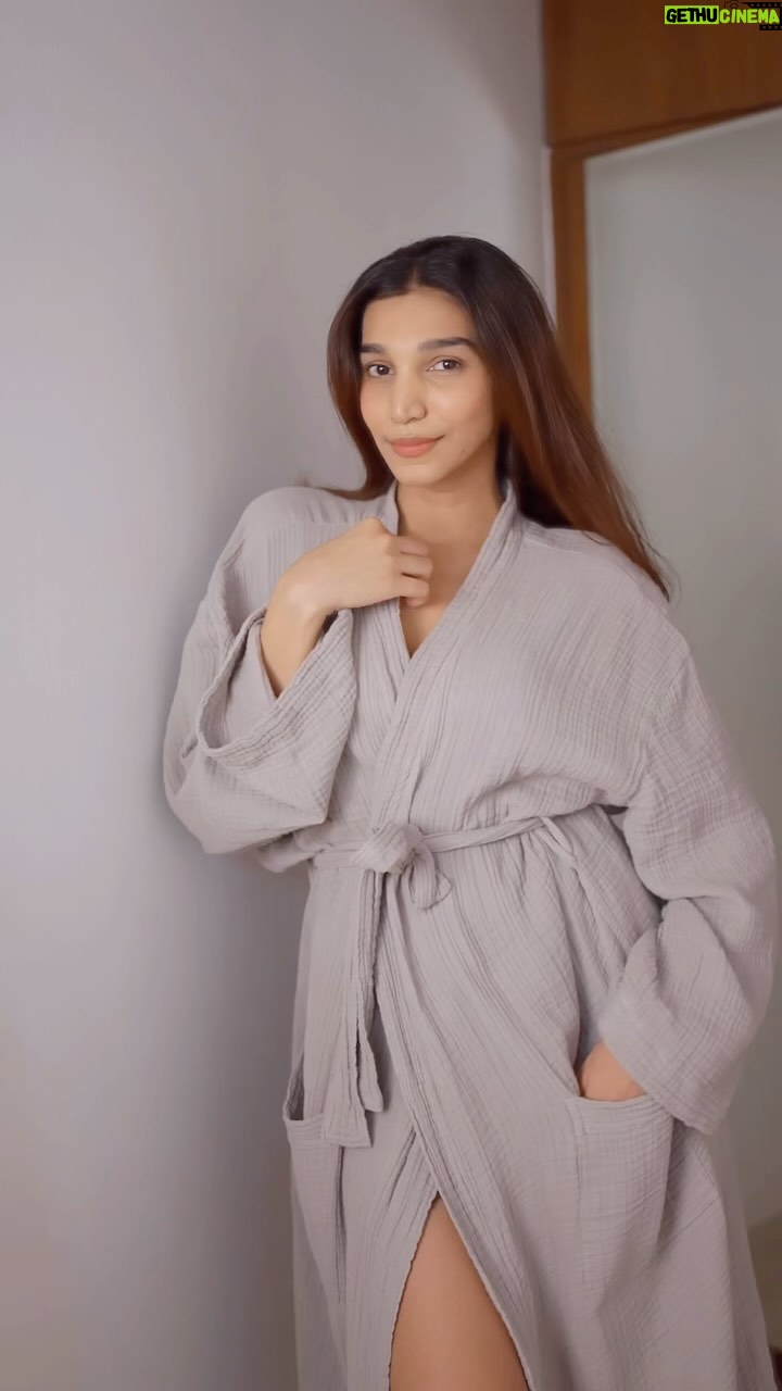 Juhi Godambe Instagram - #Ad Got my skin ready for Christmas just in time! Wanna know how? 👀🎄Here’s my simple yet most effective skincare secret! Get that #NoMakeupGlow in just 7 days with @pearsindiaofficial! It’s clinically proven! Made with the goodness of 98% glycerine. Try it now! #AD #Pears #PearsIndia #GotMeGlowing #GlowingSkin #7daystoglow #Wedding #WeddingSeason #nomakeupglow #glycerin #Christmas #Christmas2023