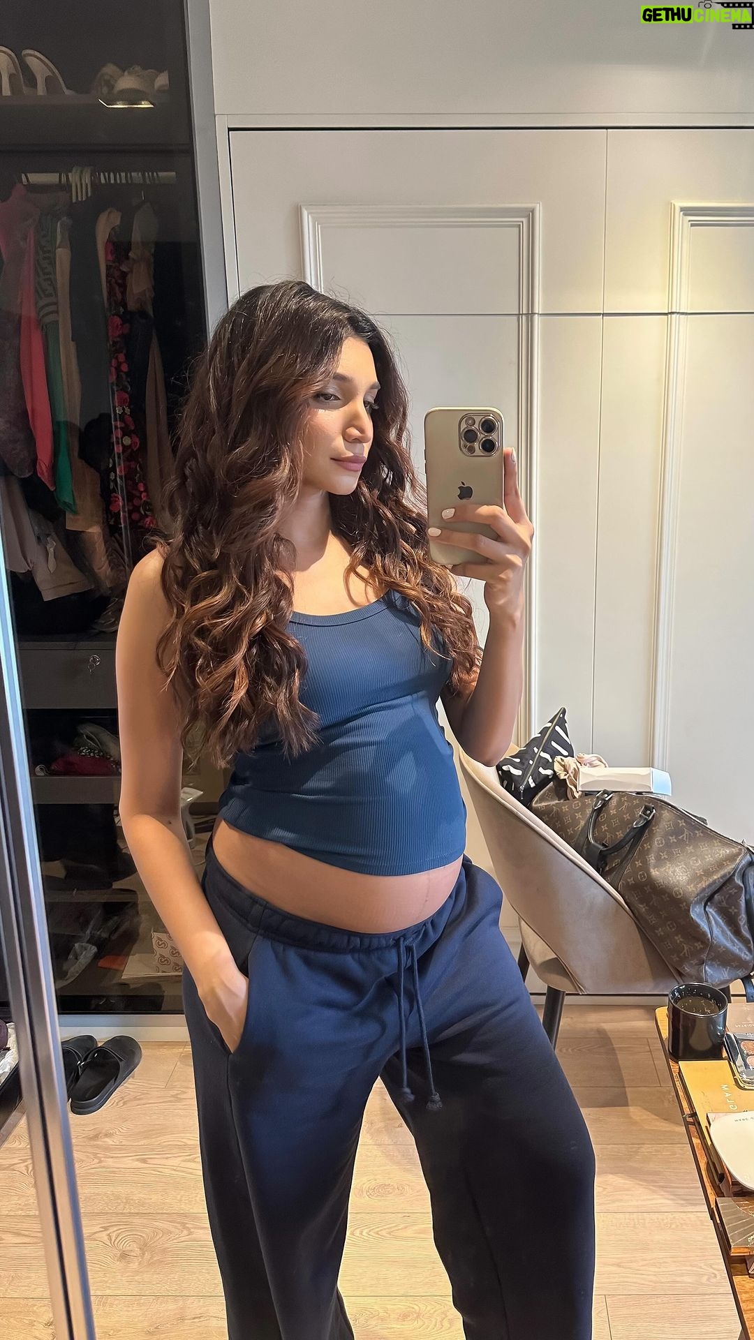 Juhi Godambe Instagram - When they say my hair’s looking different lately 👀🥰 My Hair’s New Best Friend: @themomsco Ultimate Protein Haircare Routine! ✨🌿 #MomsCoRecommends Natural Protein Shampoo (Rs. 300) Natural Protein Conditioner (Rs. 300) Natural Hair Strengthening Oil (Rs. 419) Natural Protein Hair Serum (Rs. 413) #TheMomsCo #ForEveryMom #ThroughEveryChange #ProteinRange #HairCare