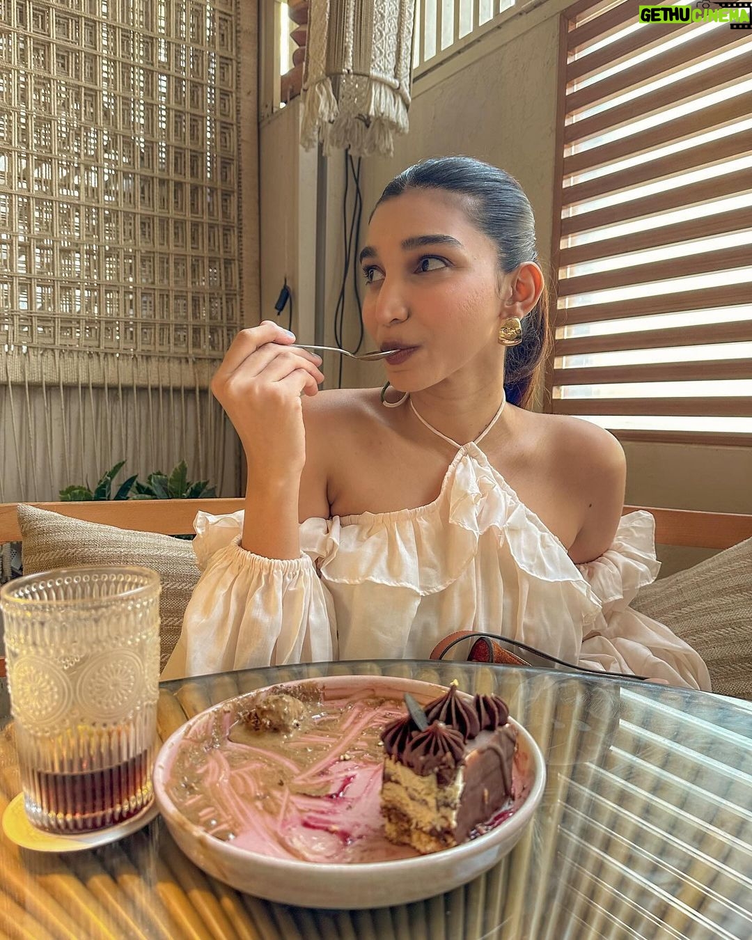 Juhi Godambe Instagram - Sunday lunch, chocolate cake.. happy day 👌🏼 . . Wearing @arabellaaofficial