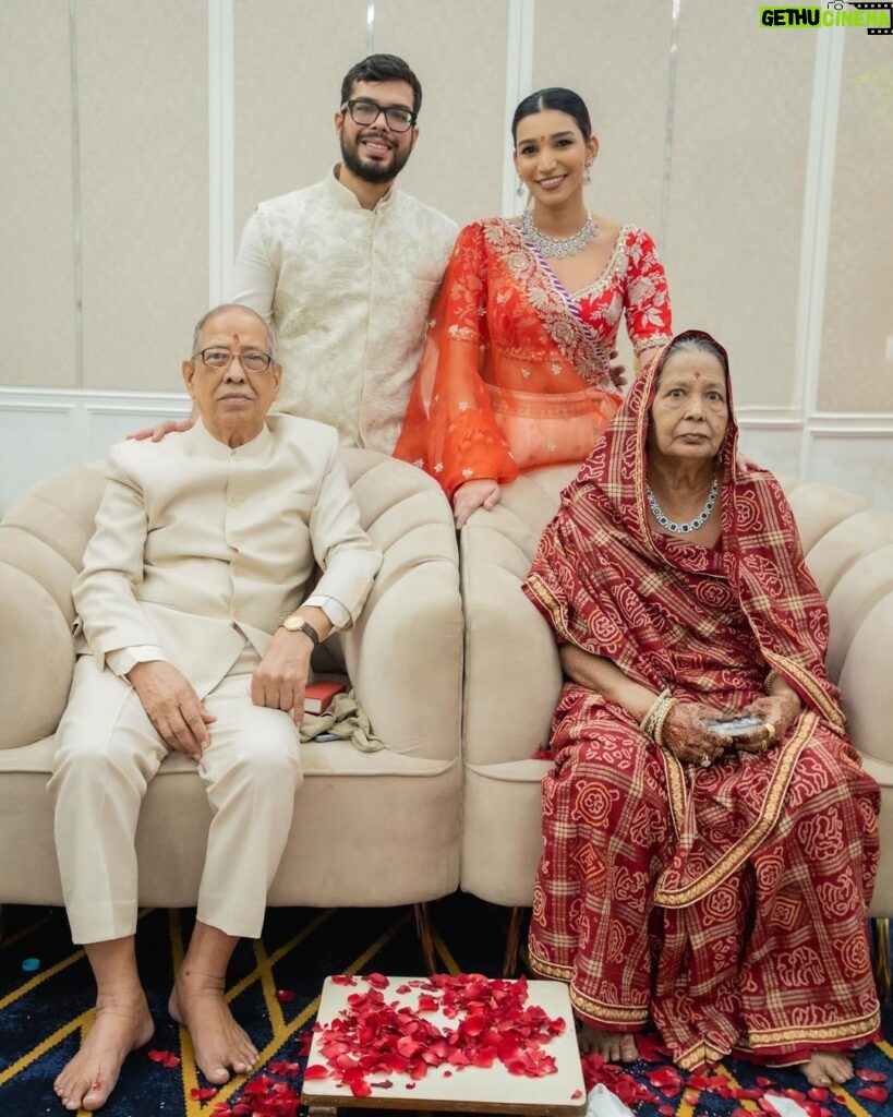 Juhi Godambe Instagram - From Aryan’s naming ceremony and his great grandparents Swarna Seedi ❤️✨ . . Wearing @gopivaiddesigns Decor @thedirections_bymtm Photos by @sevenmantrafilms
