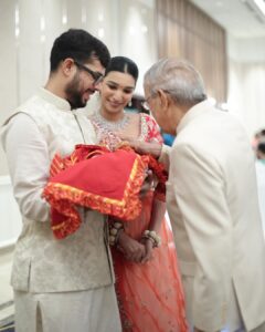 Juhi Godambe Instagram - From Aryan’s naming ceremony and his great grandparents Swarna Seedi ❤️✨ . . Wearing @gopivaiddesigns Decor @thedirections_bymtm Photos by @sevenmantrafilms