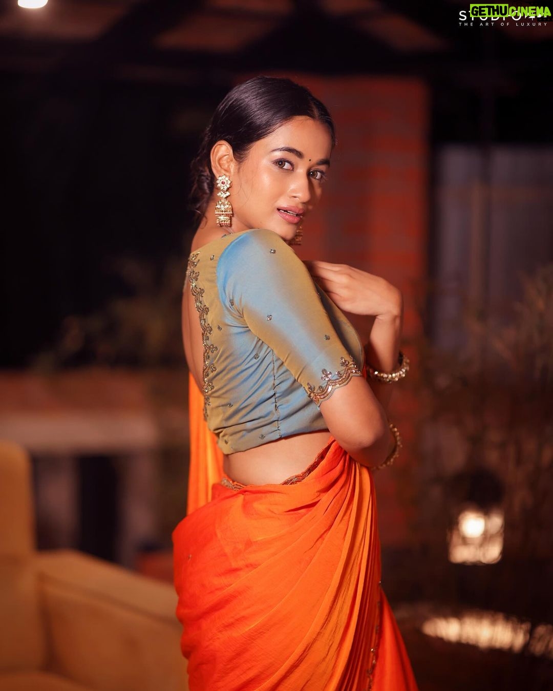 Kaavya Arivumani Instagram - Swipe and sing the song inayae ππΆπ§‘ Shot by @studio212_photography Styled by @indu_ig Makeup @vishaa_hairandmakeup Drapist @anu_hairstylist_sareedrapist Wearing @varshamaran_official Earring @fineshinejewels #kaavya#kaavyaarivumani