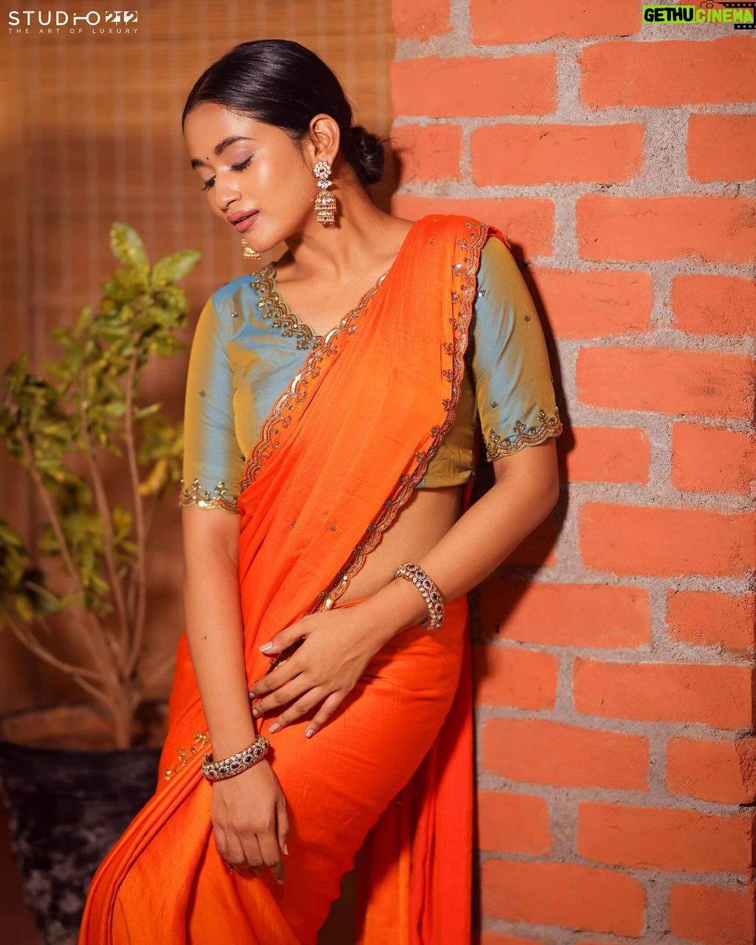Kaavya Arivumani Instagram - Swipe and sing the song inayae ππΆπ§‘ Shot by @studio212_photography Styled by @indu_ig Makeup @vishaa_hairandmakeup Drapist @anu_hairstylist_sareedrapist Wearing @varshamaran_official Earring @fineshinejewels #kaavya#kaavyaarivumani