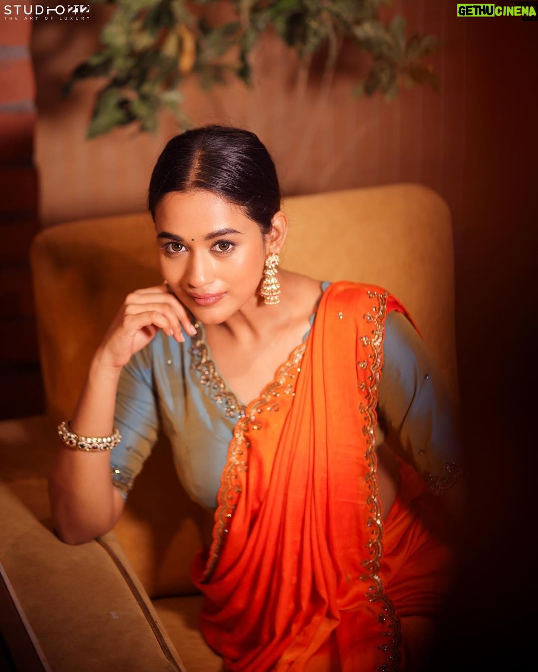 Kaavya Arivumani Instagram - Swipe and sing the song inayae ππΆπ§‘ Shot by @studio212_photography Styled by @indu_ig Makeup @vishaa_hairandmakeup Drapist @anu_hairstylist_sareedrapist Wearing @varshamaran_official Earring @fineshinejewels #kaavya#kaavyaarivumani