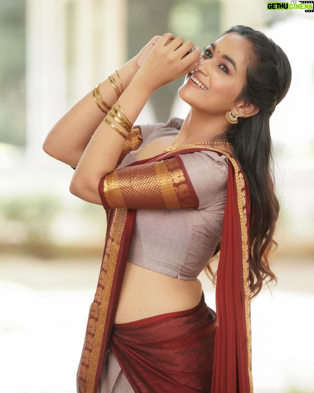 Kaavya Arivumani Instagram - இனிய தீபாவளி நல்வாழ்த்துக்கள் 🩷✨ Costumes - @kaarigai.sarees Photographer - @camerasenthil Makeup - @jeevya_makeoverartistry Hair - @purpleplusnagu Shoot by @rrajeshananda #kaavya#kaavyaarivumani
