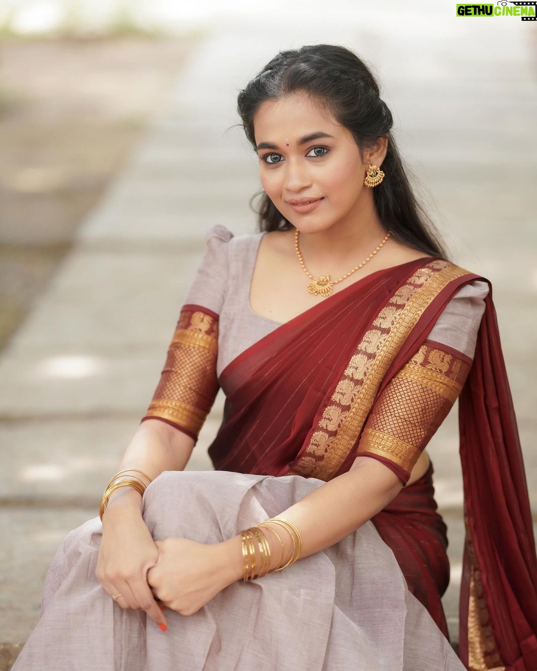 Kaavya Arivumani Instagram - இனிய தீபாவளி நல்வாழ்த்துக்கள் 🩷✨ Costumes - @kaarigai.sarees Photographer - @camerasenthil Makeup - @jeevya_makeoverartistry Hair - @purpleplusnagu Shoot by @rrajeshananda #kaavya#kaavyaarivumani