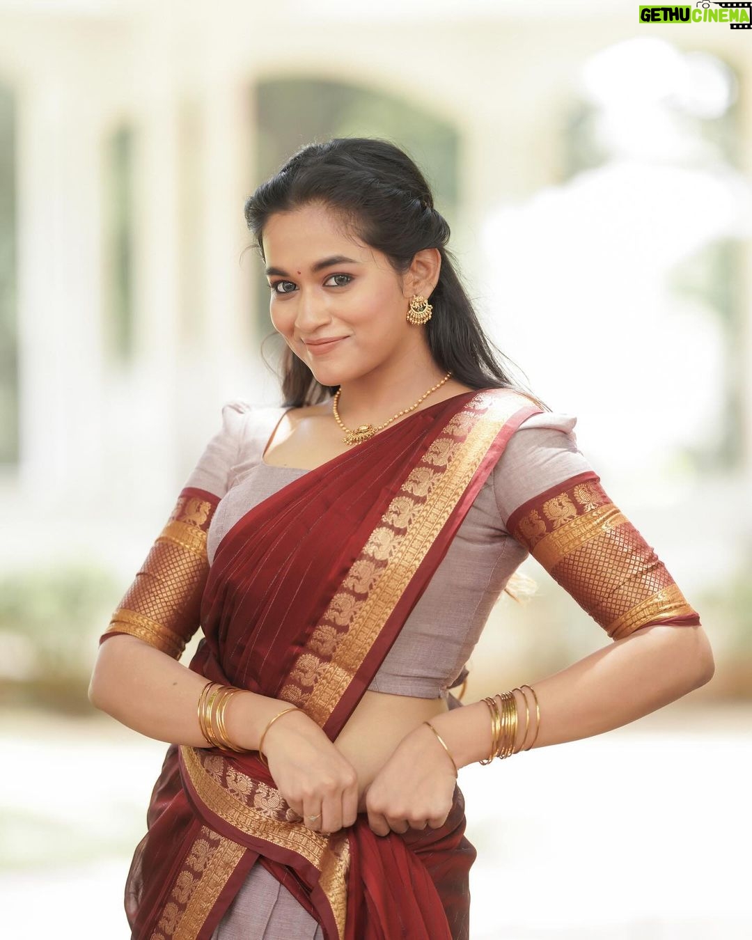Kaavya Arivumani Instagram - இனிய தீபாவளி நல்வாழ்த்துக்கள் 🩷✨ Costumes - @kaarigai.sarees Photographer - @camerasenthil Makeup - @jeevya_makeoverartistry Hair - @purpleplusnagu Shoot by @rrajeshananda #kaavya#kaavyaarivumani