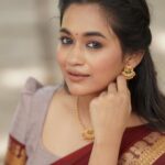 Kaavya Arivumani Instagram - இனிய தீபாவளி நல்வாழ்த்துக்கள் 🩷✨ Costumes - @kaarigai.sarees Photographer - @camerasenthil Makeup - @jeevya_makeoverartistry Hair - @purpleplusnagu Shoot by @rrajeshananda #kaavya#kaavyaarivumani