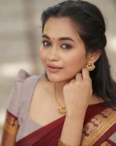Kaavya Arivumani Instagram - இனிய தீபாவளி நல்வாழ்த்துக்கள் 🩷✨ Costumes - @kaarigai.sarees Photographer - @camerasenthil Makeup - @jeevya_makeoverartistry Hair - @purpleplusnagu Shoot by @rrajeshananda #kaavya#kaavyaarivumani