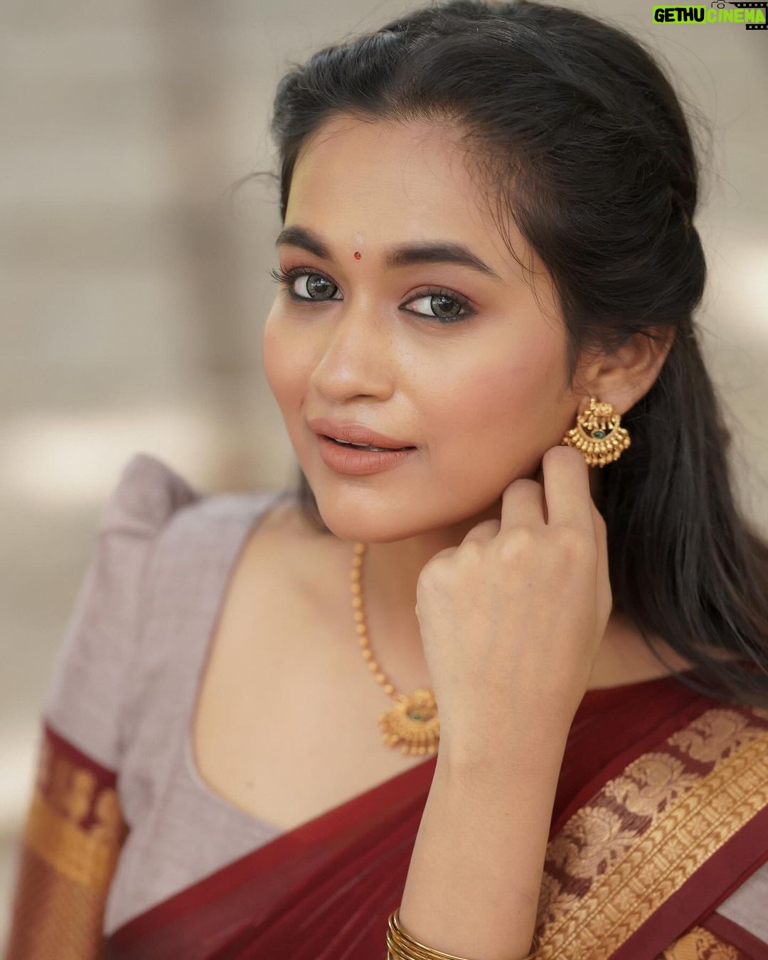 Kaavya Arivumani Instagram - இனிய தீபாவளி நல்வாழ்த்துக்கள் 🩷✨ Costumes - @kaarigai.sarees Photographer - @camerasenthil Makeup - @jeevya_makeoverartistry Hair - @purpleplusnagu Shoot by @rrajeshananda #kaavya#kaavyaarivumani