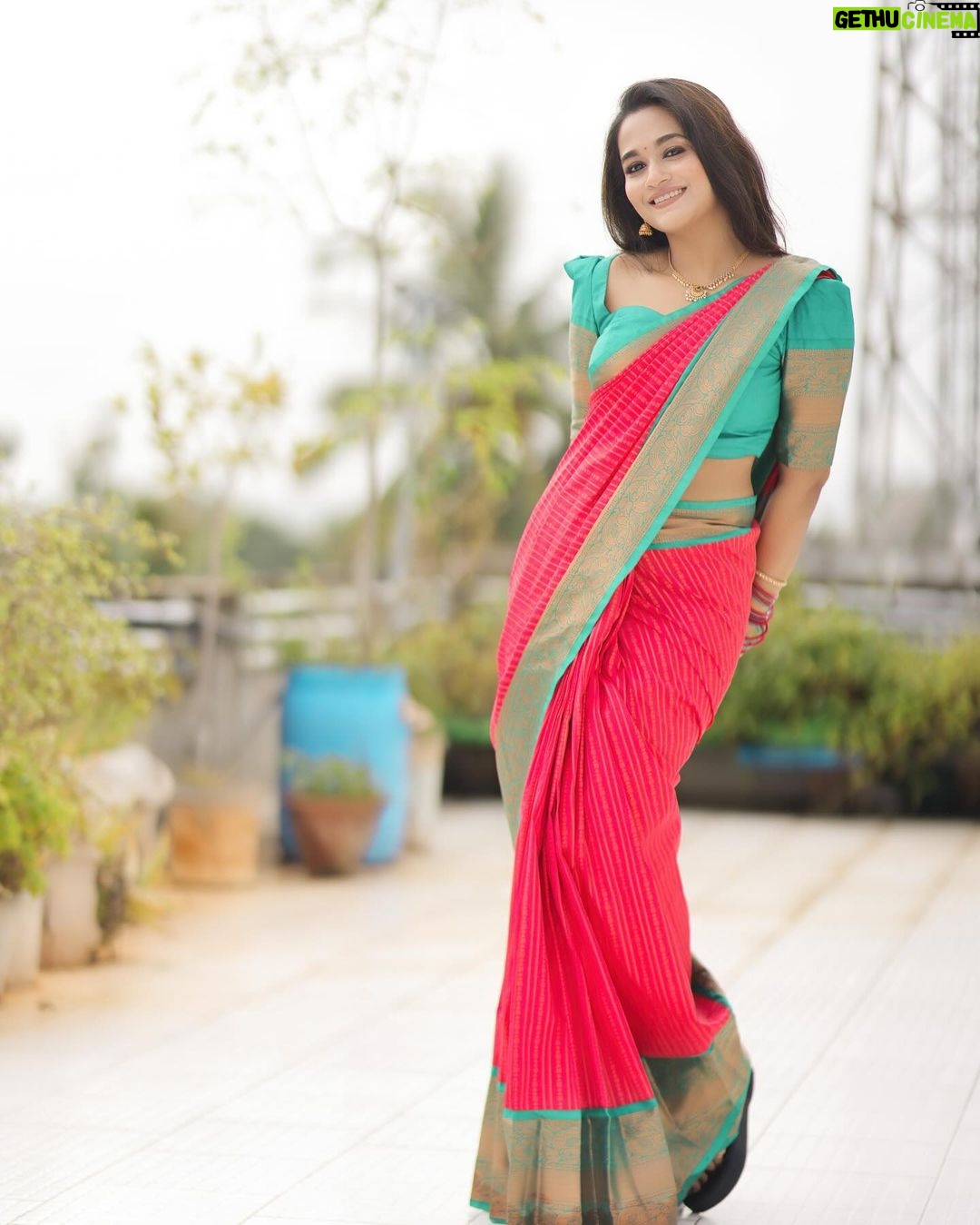 Kaavya Arivumani Instagram - Kanimozhiyae❤️ Muah:@jeevya_makeoverartistry ❤️beautifully draped thesaree and makeup 😌❤️ Favourite saree💙:@_sindhufashions_ Loving this series shot by :@prismatic_photography_7 Blouse enhanced this look ☺️:@askcouture.7