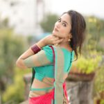 Kaavya Arivumani Instagram - Kanimozhiyae❤️ Muah:@jeevya_makeoverartistry ❤️beautifully draped thesaree and makeup 😌❤️ Favourite saree💙:@_sindhufashions_ Loving this series shot by :@prismatic_photography_7 Blouse enhanced this look ☺️:@askcouture.7