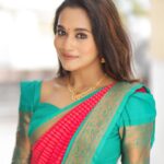 Kaavya Arivumani Instagram - Kanimozhiyae❤️ Muah:@jeevya_makeoverartistry ❤️beautifully draped thesaree and makeup 😌❤️ Favourite saree💙:@_sindhufashions_ Loving this series shot by :@prismatic_photography_7 Blouse enhanced this look ☺️:@askcouture.7