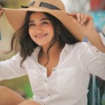 Kaavya Arivumani Instagram - These pics prove that am a Gigglemug😛☺️ @dhanush__photography @jeevya_makeoverartistry