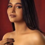 Kaavya Arivumani Instagram - Divine in black 🖤 Shot by :@ikriosgokul Costume:@shri_she Muah:@noormakeup_mehndi Styling :@anand.aries #kaavya #kaavyaarivumani