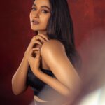 Kaavya Arivumani Instagram - Divine in black 🖤 Shot by :@ikriosgokul Costume:@shri_she Muah:@noormakeup_mehndi Styling :@anand.aries #kaavya #kaavyaarivumani