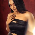 Kaavya Arivumani Instagram - Divine in black 🖤 Shot by :@ikriosgokul Costume:@shri_she Muah:@noormakeup_mehndi Styling :@anand.aries #kaavya #kaavyaarivumani