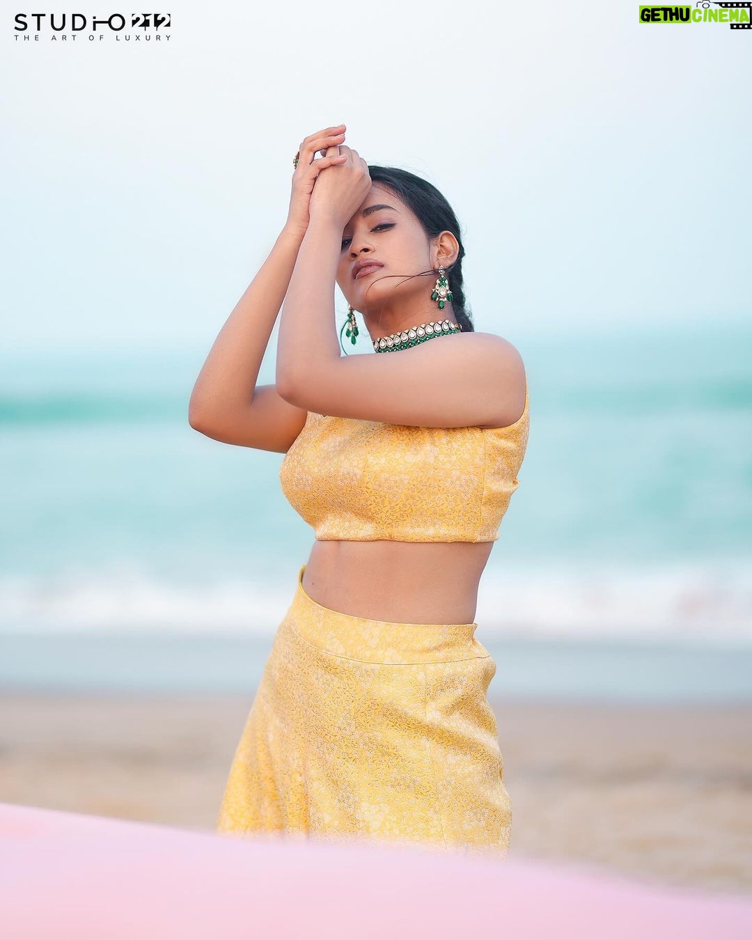 Kaavya Arivumani Instagram - Feelin goldyy in my element âď¸đ Ft @kaavyaarivumanioffl shot by @studio212_photography Styled @indu_ig Makeup @vishaa_hairandmakeup Hairdo @anu_hairstylist_sareedrapist Wearing @maolia_3 Jewelry @fineshinejewels #kaavya#kaavyaarivumani