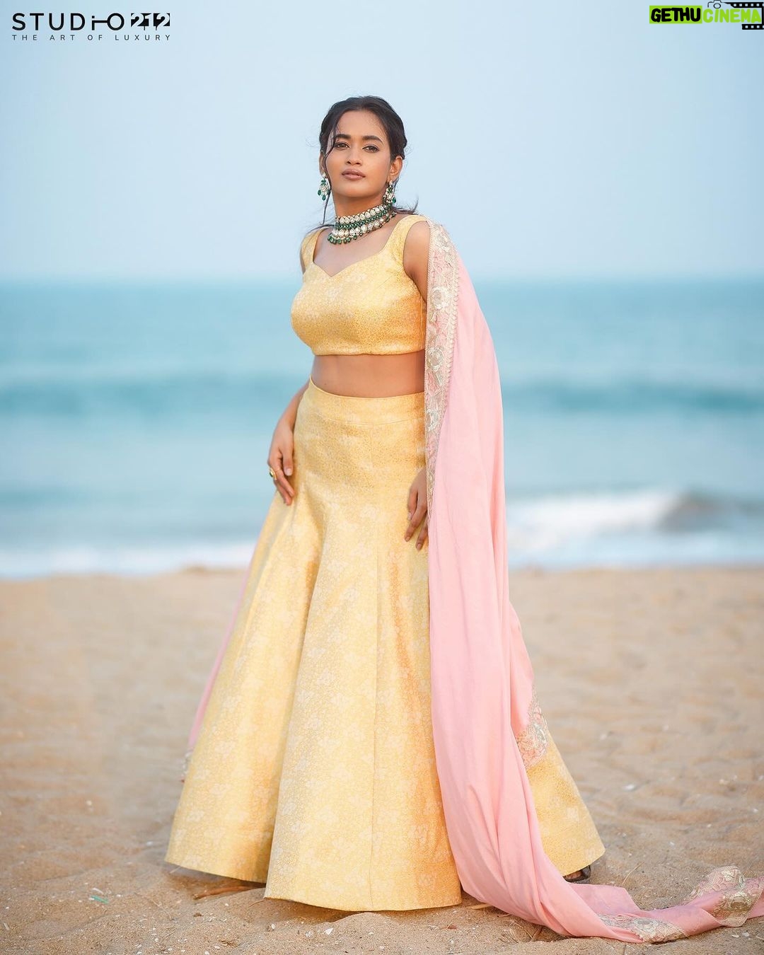 Kaavya Arivumani Instagram - Feelin goldyy in my element âď¸đ Ft @kaavyaarivumanioffl shot by @studio212_photography Styled @indu_ig Makeup @vishaa_hairandmakeup Hairdo @anu_hairstylist_sareedrapist Wearing @maolia_3 Jewelry @fineshinejewels #kaavya#kaavyaarivumani