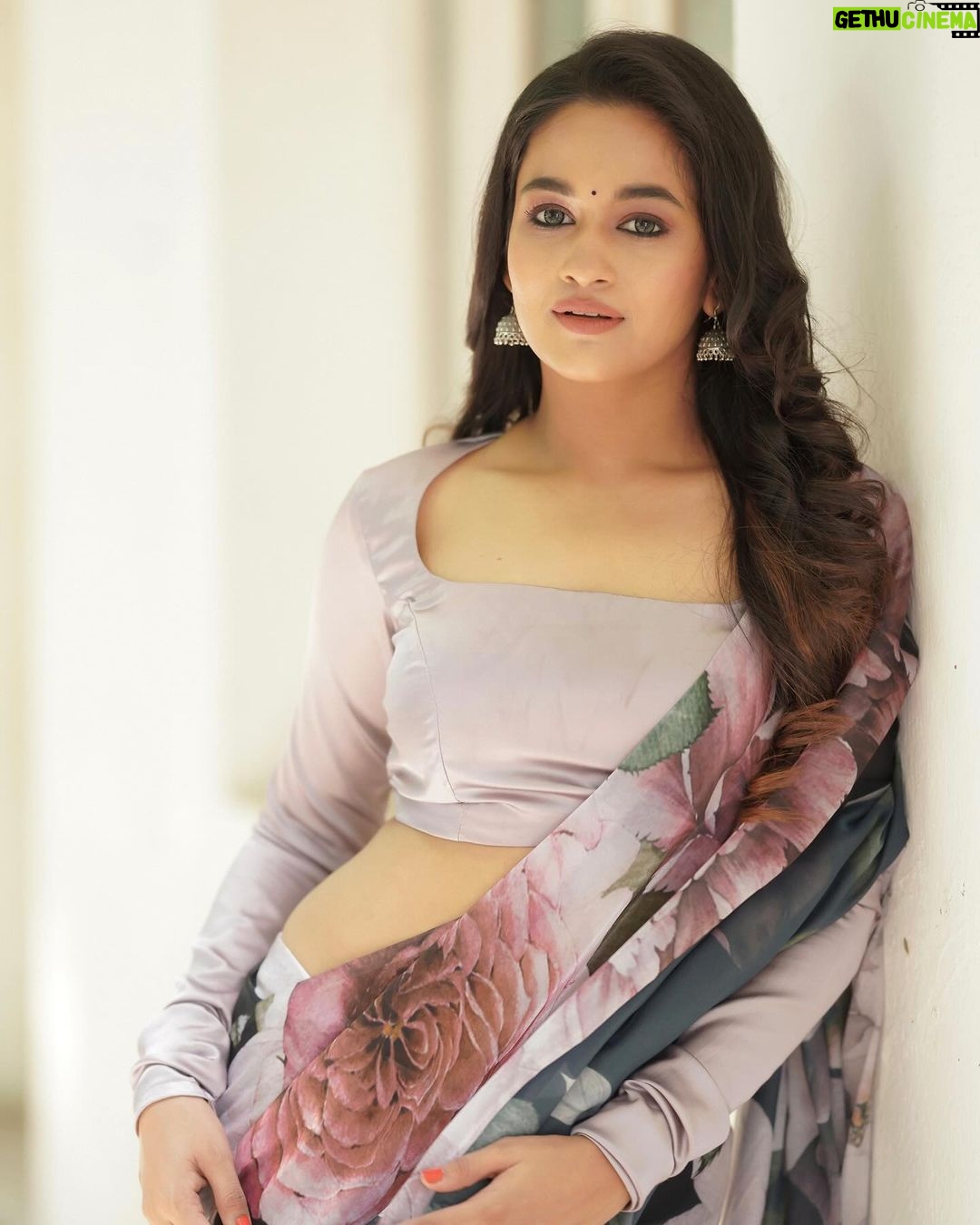 Kaavya Arivumani Instagram - Be all that you can be ❤️🦋 Costumes - @kaarigai.sarees Photographer - @camerasenthil Makeup - @jeevya_makeoverartistry Hair - @purpleplusnagu Shoot Organized by @rrajeshananda #kaavya#kaavyaarivumani