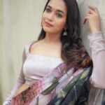 Kaavya Arivumani Instagram - Be all that you can be ❤️🦋 Costumes - @kaarigai.sarees Photographer - @camerasenthil Makeup - @jeevya_makeoverartistry Hair - @purpleplusnagu Shoot Organized by @rrajeshananda #kaavya#kaavyaarivumani