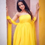 Kaavya Arivumani Instagram - Sunshine ☀️🌻 📸@haran_official_ 🩱@arudpa 💄@jeevya_makeoverartistry #kaavya#kaavyaarivumani #instagood