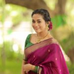 Kaavya Arivumani Instagram - பொண்ணு ரெடி❤️ Endless vibe for the song and saree❤️ Loving this beautiful handloom Maheshwari silk cotton saree✨ @sarina.theboutique Blouse : @arudpa Thankyou somuch for this effortless video ❤️ @dhanush__photography Makeup and hair 💜 @jeevya_makeoverartistry #kaavya#kaavyaarivumani