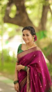 Kaavya Arivumani Instagram - பொண்ணு ரெடி❤️ Endless vibe for the song and saree❤️ Loving this beautiful handloom Maheshwari silk cotton saree✨ @sarina.theboutique Blouse : @arudpa Thankyou somuch for this effortless video ❤️ @dhanush__photography Makeup and hair 💜 @jeevya_makeoverartistry #kaavya#kaavyaarivumani