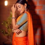 Kaavya Arivumani Instagram – Swipe and sing the song inayae 🍊🔶🧡

Shot by @studio212_photography 
Styled by @indu_ig 
Makeup @vishaa_hairandmakeup 
Drapist @anu_hairstylist_sareedrapist 
Wearing @varshamaran_official 
Earring @fineshinejewels

#kaavya#kaavyaarivumani