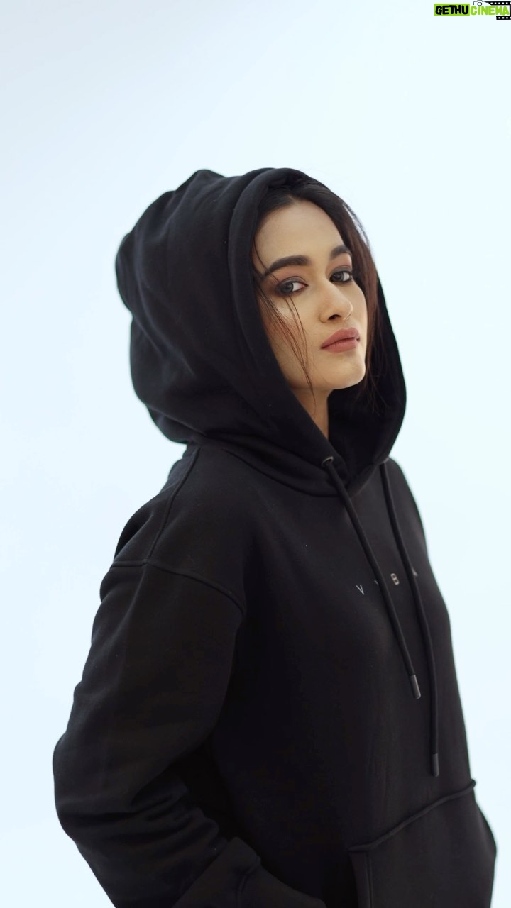 Kaavya Arivumani Instagram - @kaavyaarivumanioffl VIBING WITH VYBN #streetwear #streetstyle #vybn