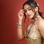 Kaavya Arivumani Instagram - I caught u looking at me 👀👑 My recent fav shoot🫶🏻❤️ @indu_ig @makeupidaya @fineshinejewels @_.nevedhitha._ @sabitha_seenu_hairstylist @en.nizharpadam @magariga_couture #kaavya#kaavyaarivumani
