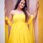 Kaavya Arivumani Instagram - Sunshine ☀️🌻 📸@haran_official_ 🩱@arudpa 💄@jeevya_makeoverartistry #kaavya#kaavyaarivumani #instagood