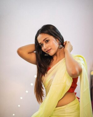 Kaavya Arivumani Instagram - Poo avizhum pozhudhil
Orr aayiram kanaa
Orr kanavin vazhiyil
Adhae nila💭💟

.
@dhanush__photography 
@chettinad_sarees 
.
#kaavya#kaavyaarivumani