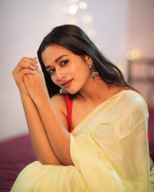 Kaavya Arivumani Instagram - Poo avizhum pozhudhil
Orr aayiram kanaa
Orr kanavin vazhiyil
Adhae nila💭💟

.
@dhanush__photography 
@chettinad_sarees 
.
#kaavya#kaavyaarivumani