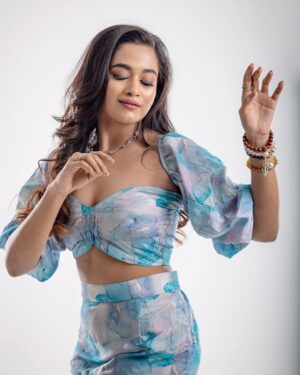 Kaavya Arivumani Instagram - Letting the blue fire burn🔹🌀🐬

@dhanush__photography 
@kalaiartistry 
@shri_she 

@vybn_studio 
#kaavya#kaavyaarivumani