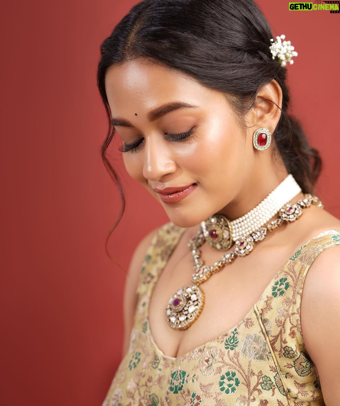 Kaavya Arivumani Instagram - I caught u looking at me 👀👑 My recent fav shoot🫶🏻❤️ @indu_ig @makeupidaya @fineshinejewels @_.nevedhitha._ @sabitha_seenu_hairstylist @en.nizharpadam @magariga_couture #kaavya#kaavyaarivumani