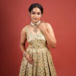 Kaavya Arivumani Instagram - I caught u looking at me 👀👑 My recent fav shoot🫶🏻❤️ @indu_ig @makeupidaya @fineshinejewels @_.nevedhitha._ @sabitha_seenu_hairstylist @en.nizharpadam @magariga_couture #kaavya#kaavyaarivumani