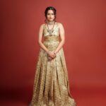 Kaavya Arivumani Instagram - I caught u looking at me 👀👑 My recent fav shoot🫶🏻❤️ @indu_ig @makeupidaya @fineshinejewels @_.nevedhitha._ @sabitha_seenu_hairstylist @en.nizharpadam @magariga_couture #kaavya#kaavyaarivumani
