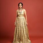 Kaavya Arivumani Instagram - I caught u looking at me 👀👑 My recent fav shoot🫶🏻❤️ @indu_ig @makeupidaya @fineshinejewels @_.nevedhitha._ @sabitha_seenu_hairstylist @en.nizharpadam @magariga_couture #kaavya#kaavyaarivumani